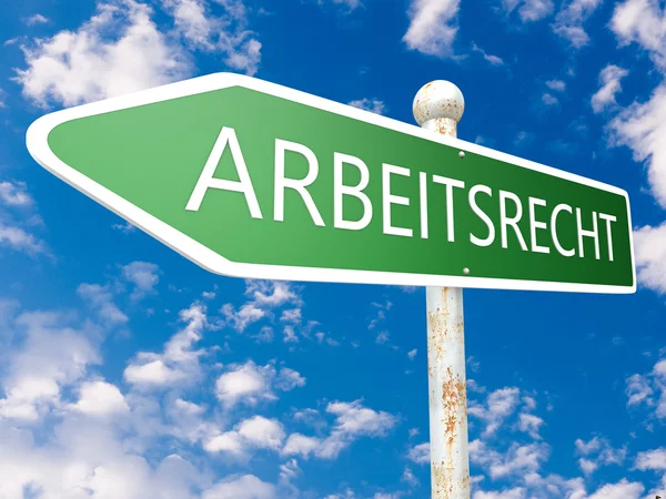 Arbeitsrecht - palavra alemã para direito do trabalho - ilustração de sinal de rua na frente do céu azul com nuvens . — Fotografia de Stock
